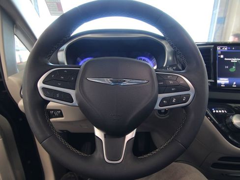 Used 2024 Chrysler Pacifica Touring-L FWD image 19