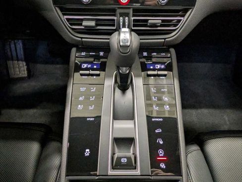 Used 2024 Porsche Macan AWD/4WD image 30