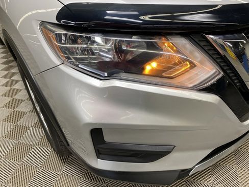 Used 2018 Nissan Rogue SV image 2