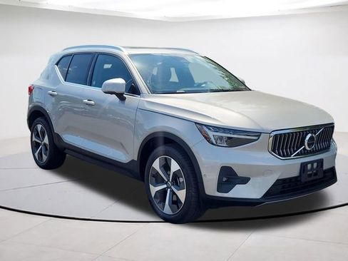 Certified 2025 Volvo XC40 B5 Plus AWD/4WD image 1