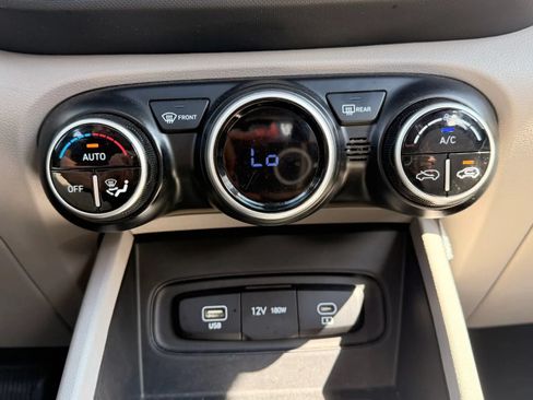 Used 2025 Hyundai Venue SEL FWD image 24