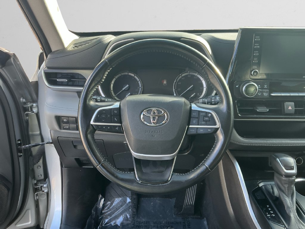 Used 2022 Toyota Highlander XLE AWD/4WD image 12
