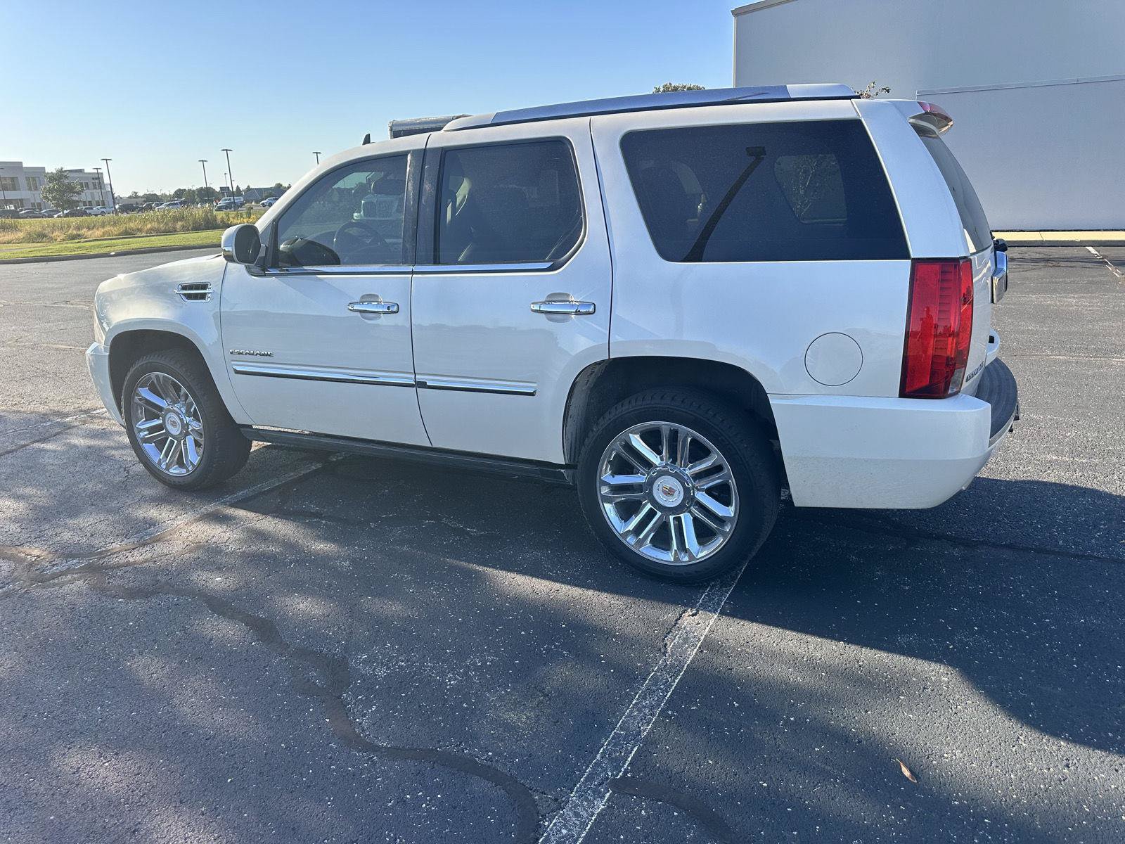 Used 2013 Cadillac Escalade Platinum AWD/4WD image 2