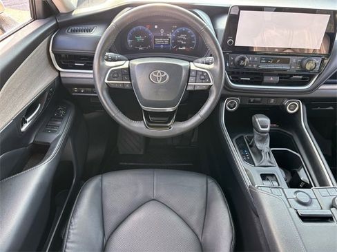 Used 2024 Toyota Grand Highlander Limited image 15