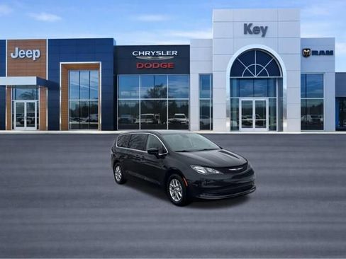 Used 2023 Chrysler Voyager LX image 8