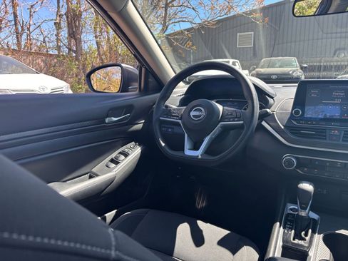 Used 2025 Nissan Altima 2.5 SV image 32