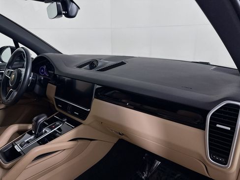 Certified 2023 Porsche Cayenne AWD/4WD image 28