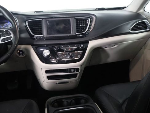 Used 2020 Chrysler Pacifica Touring-L image 31