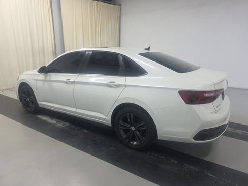 Used 2024 Volkswagen Jetta SE w/ Panoramic Sunroof Package FWD image 4