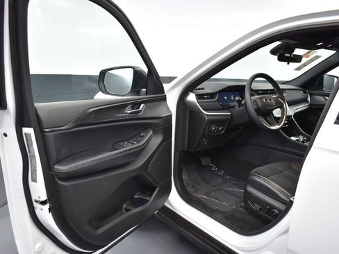 Used 2025 Jeep Grand Cherokee Altitude AWD/4WD image 5