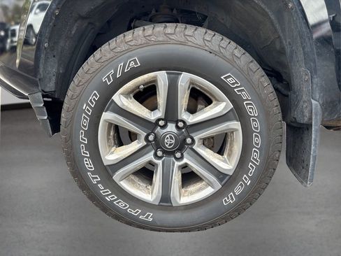 Used 2017 Toyota Tacoma Limited image 11