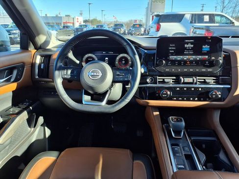 Used 2023 Nissan Pathfinder Platinum w/ Cargo Package image 9