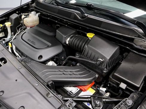 Used 2025 Chrysler Pacifica Select FWD image 16