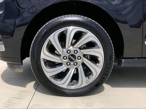 Used 2024 Lincoln Navigator Reserve image 9