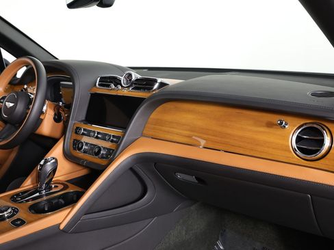 Certified 2023 Bentley Bentayga Extended Wheelbase image 27