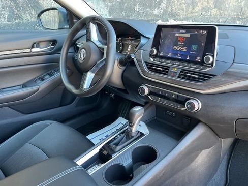 Used 2025 Nissan Altima 2.5 SV FWD image 23