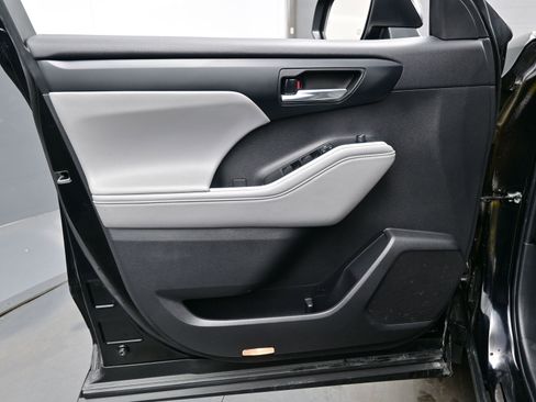 Used 2022 Toyota Highlander XLE image 9