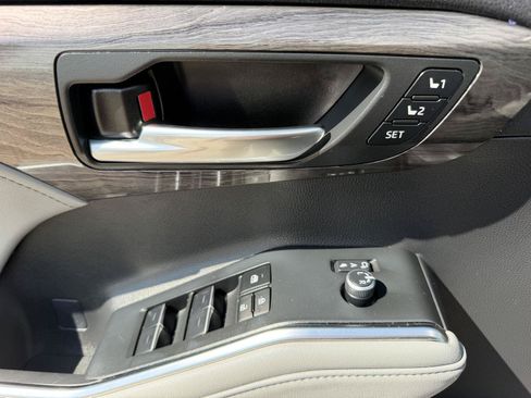 Used 2024 Toyota Highlander Platinum AWD/4WD image 16