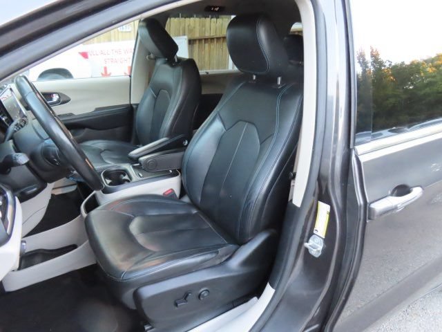 Used 2021 Chrysler Pacifica Touring-L FWD image 22
