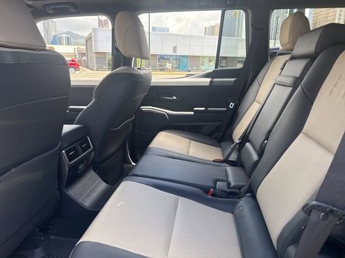 Used 2025 Lexus GX 550 w/ Accessory Package (32) AWD/4WD image 8