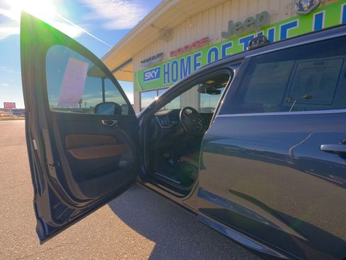 Used 2022 Volvo XC60 B5 Momentum image 25