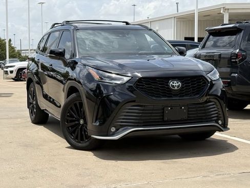 Used 2024 Toyota Highlander XSE FWD image 2