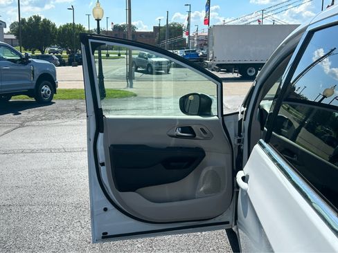 Used 2023 Chrysler Pacifica Touring-L FWD image 23