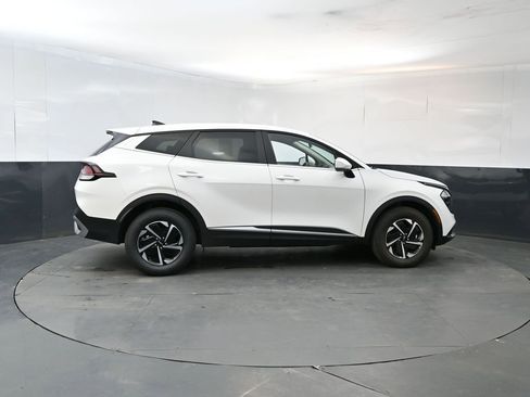 Used 2023 Kia Sportage LX AWD/4WD image 6