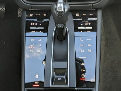 Used 2023 Porsche Macan Turbo image 17