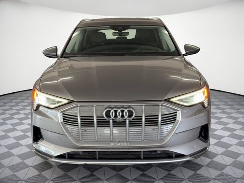 Used 2019 Audi e-tron Prestige w/ Prestige Package AWD/4WD image 6