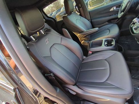 New 2026 Chrysler Pacifica Select w/ S Appearance Package FWD image 35