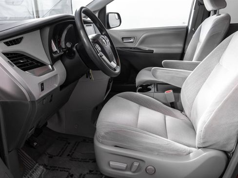 Used 2017 Toyota Sienna LE AWD/4WD image 7