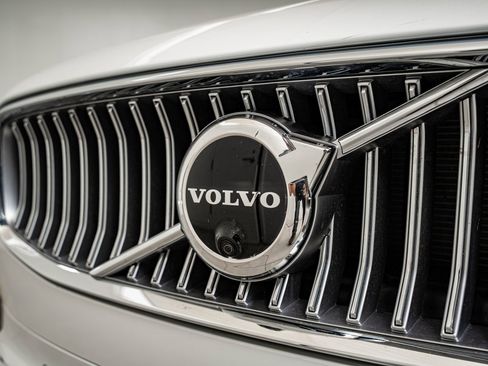 Used 2023 Volvo S90 B6 Ultimate w/ Lounge Package image 3