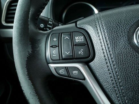 Used 2015 Toyota Highlander Plus FWD image 10