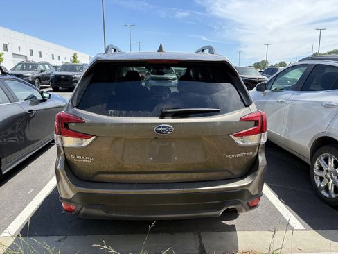 Used 2021 Subaru Forester Premium AWD/4WD image 5