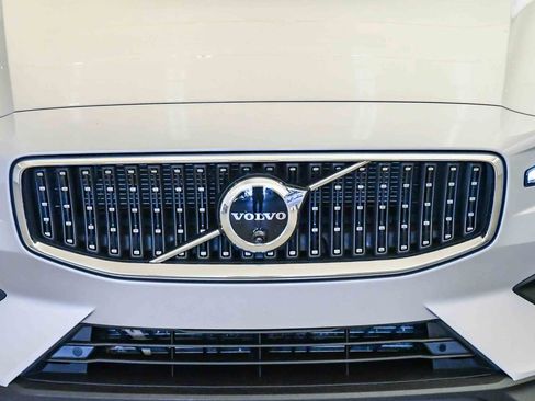 Certified 2025 Volvo V60 B5 Cross Country Plus AWD/4WD image 8