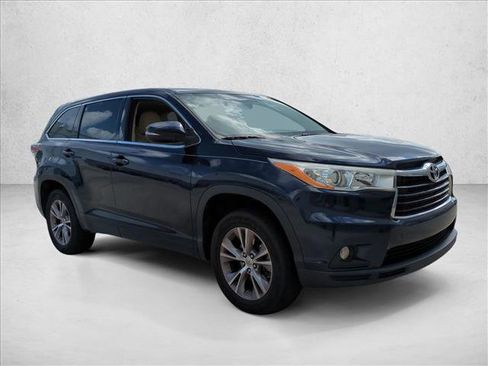 Used 2014 Toyota Highlander Plus FWD image 3