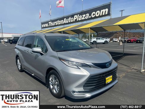 Used 2023 Toyota Sienna Limited image 1