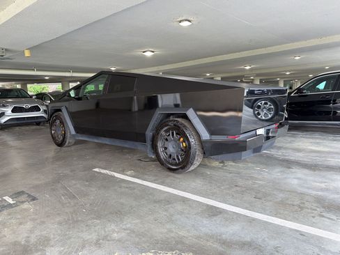 Used 2024 Tesla Cybertruck AWD Crew Cab image 7