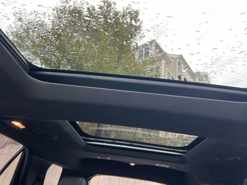 Used 2018 Ford Explorer XLT w/ Equipment Group 202A AWD/4WD image 23