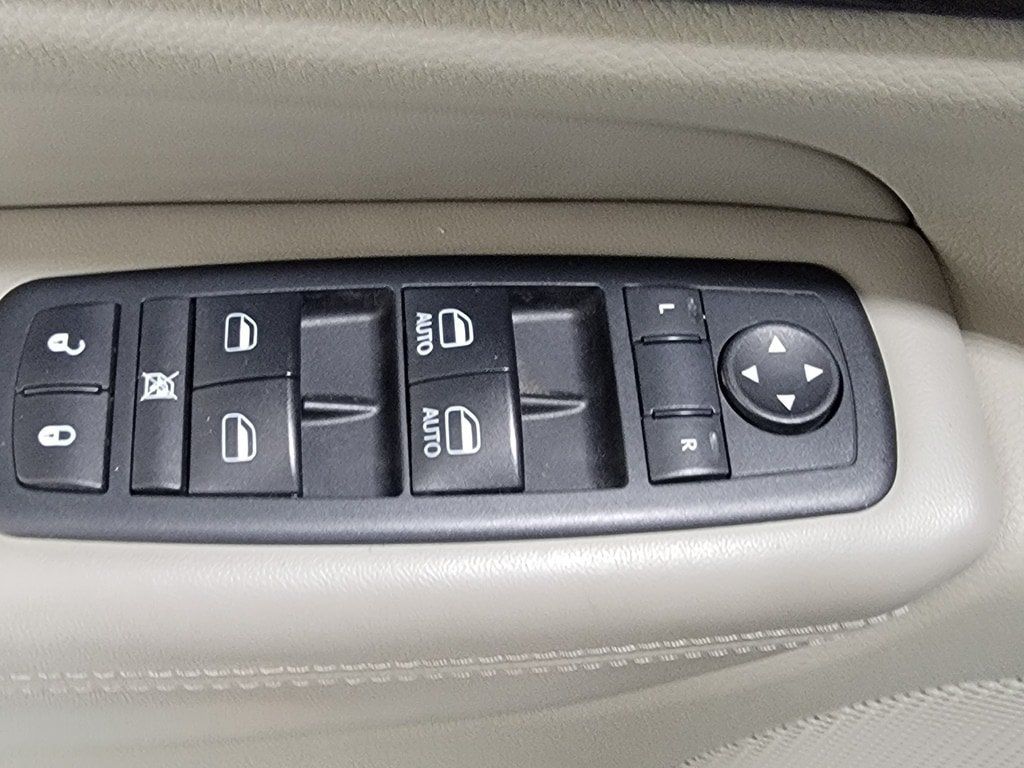 Used 2013 Jeep Grand Cherokee Laredo AWD/4WD image 25