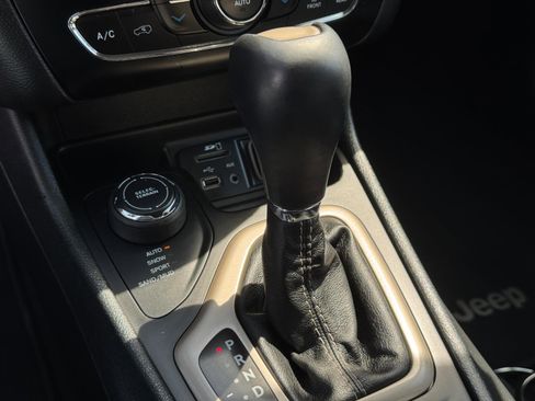 Used 2015 Jeep Cherokee Limited image 18