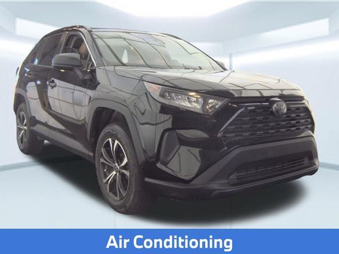 Used 2021 Toyota RAV4 LE FWD image 5