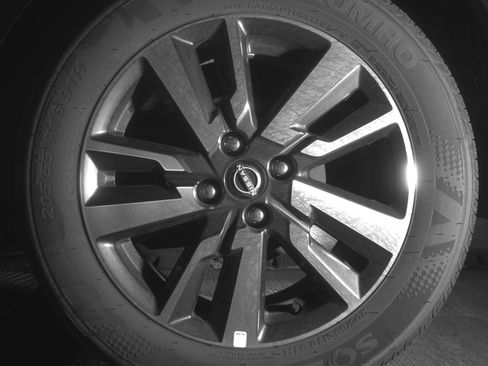 Used 2025 Nissan Versa SV image 14