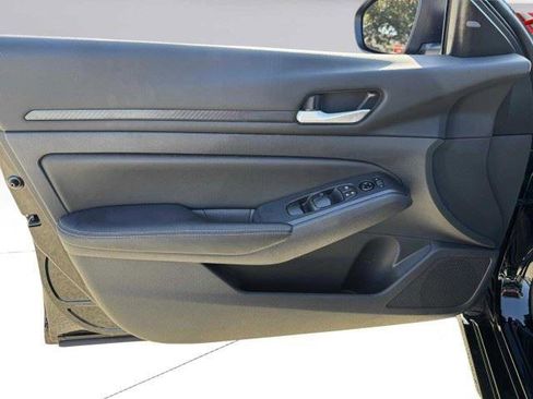 Used 2025 Nissan Altima 2.5 SV FWD image 11