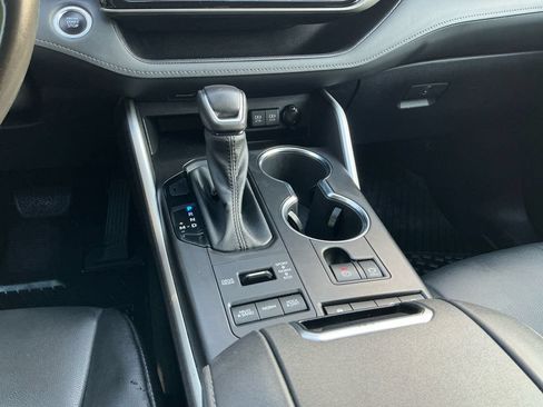 Used 2021 Toyota Highlander XLE AWD/4WD image 12