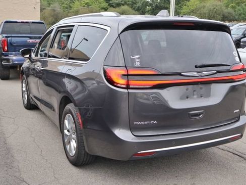 Used 2021 Chrysler Pacifica Touring-L w/ Uconnect Theater Family Group AWD/4WD image 3