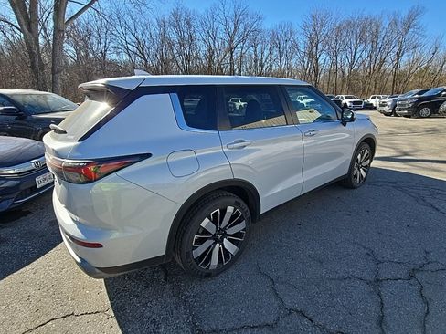 Used 2025 Mitsubishi Outlander SE image 8