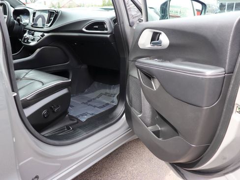 Used 2025 Chrysler Pacifica Limited image 17