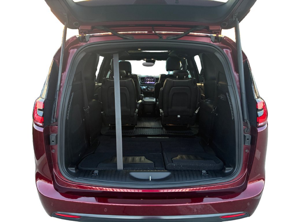 Used 2022 Chrysler Pacifica Limited w/ Uconnect Theater Family Group FWD image 29